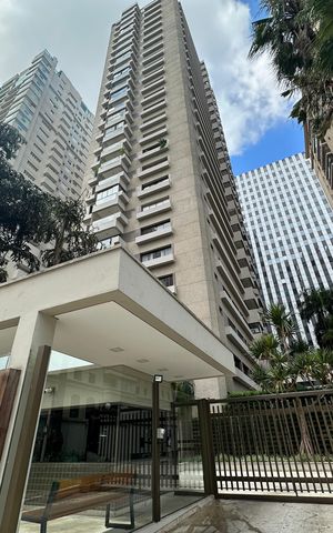 Apartamento à venda com 290m², 3 quartos e 4 vagas Apartamento à venda com 290m², 3 quartos e 4 vagasFachada e portaria