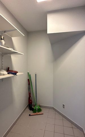 Apartamento à venda com 290m², 3 quartos e 4 vagas Apartamento à venda com 290m², 3 quartos e 4 vagasQuarto de Serviço