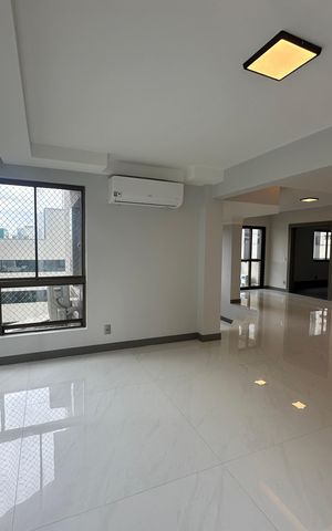 Apartamento à venda com 290m², 3 quartos e 4 vagas Apartamento à venda com 290m², 3 quartos e 4 vagasVaranda da Sala