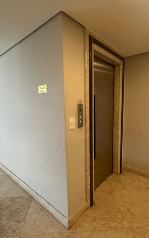 Apartamento à venda com 290m², 3 quartos e 4 vagas Apartamento à venda com 290m², 3 quartos e 4 vagasHall de entrada