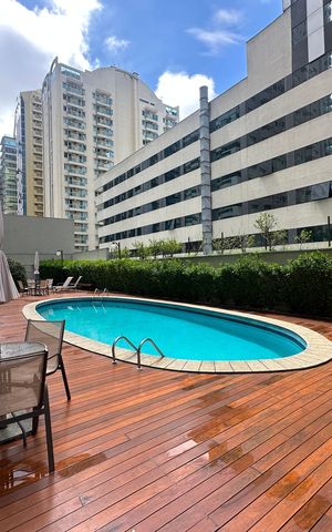 Apartamento à venda com 290m², 3 quartos e 4 vagas Apartamento à venda com 290m², 3 quartos e 4 vagasÁrea comum - Piscina