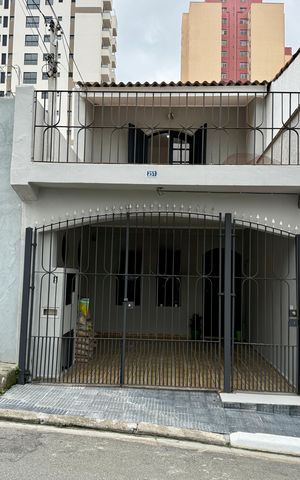 Casa à venda com 130m², 2 quartos e 1 vaga Casa à venda com 130m², 2 quartos e 1 vagaFachada