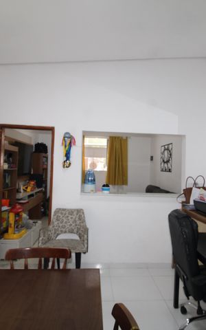Casa à venda com 80m², 2 quartos e 2 vagasSala