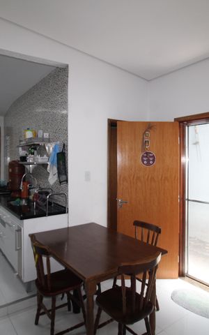 Casa à venda com 80m², 2 quartos e 2 vagasSala