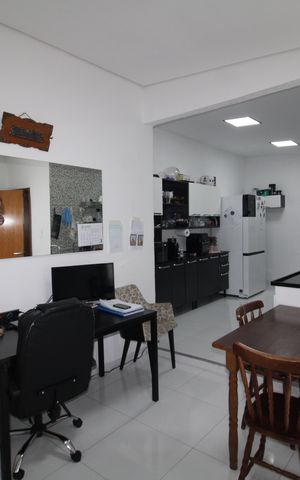Casa à venda com 80m², 2 quartos e 2 vagasSala