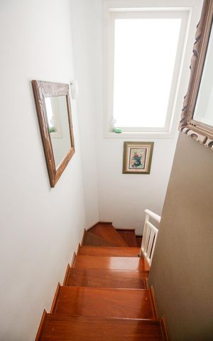 Casa à venda com 125m², 3 quartos e 3 vagasEscada