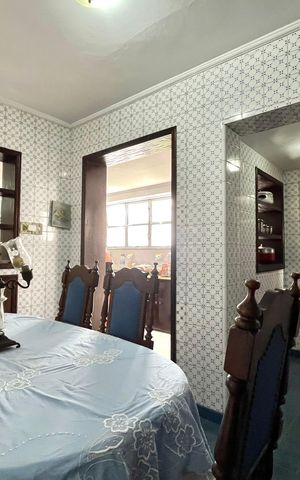 Casa à venda com 423m², 4 quartos e 2 vagas Casa à venda com 423m², 4 quartos e 2 vagasSala de Jantar