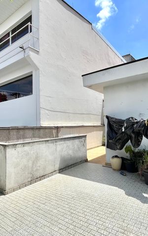 Casa à venda com 423m², 4 quartos e 2 vagas Casa à venda com 423m², 4 quartos e 2 vagasÁrea externa