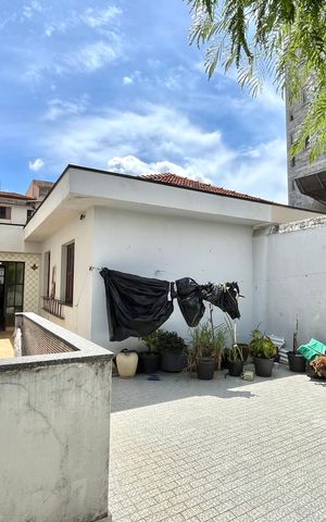Casa à venda com 423m², 4 quartos e 2 vagas Casa à venda com 423m², 4 quartos e 2 vagasÁrea externa
