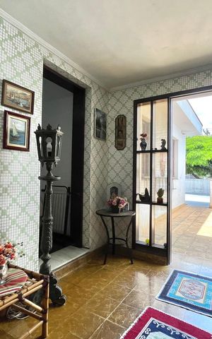 Casa à venda com 423m², 4 quartos e 2 vagas Casa à venda com 423m², 4 quartos e 2 vagasEntrada