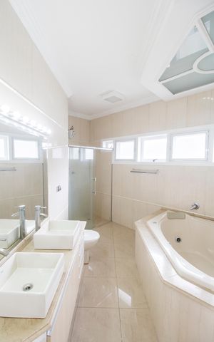 Casa de condomínio para alugar com 436m², 5 quartos e 8 vagas Casa de condomínio para alugar com 436m², 5 quartos e 8 vagasBanheiro da Suíte