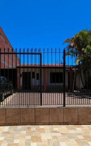 Casa para alugar com 180m², 4 quartos e 4 vagas Casa para alugar com 180m², 4 quartos e 4 vagasFachada
