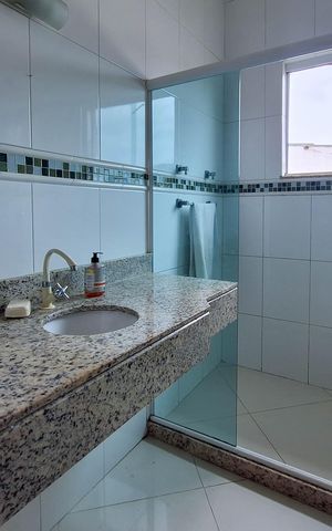 Casa à venda com 239m², 4 quartos e 2 vagas Casa à venda com 239m², 4 quartos e 2 vagasBanheiro