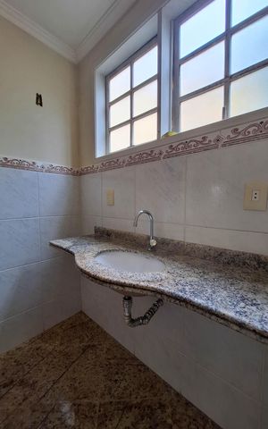 Casa à venda com 239m², 4 quartos e 2 vagas Casa à venda com 239m², 4 quartos e 2 vagasLavabo