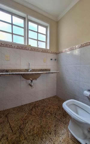 Casa à venda com 239m², 4 quartos e 2 vagas Casa à venda com 239m², 4 quartos e 2 vagasLavabo