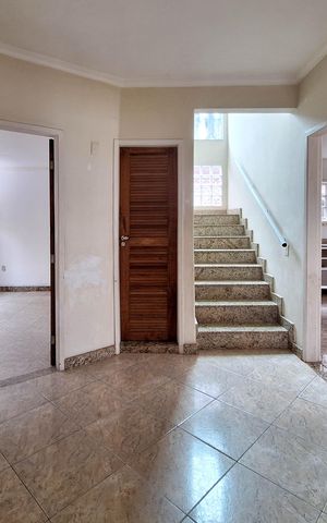 Casa à venda com 239m², 4 quartos e 2 vagas Casa à venda com 239m², 4 quartos e 2 vagasCopa