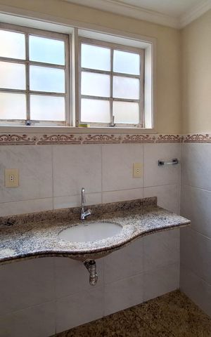 Casa à venda com 239m², 4 quartos e 2 vagas Casa à venda com 239m², 4 quartos e 2 vagasLavabo