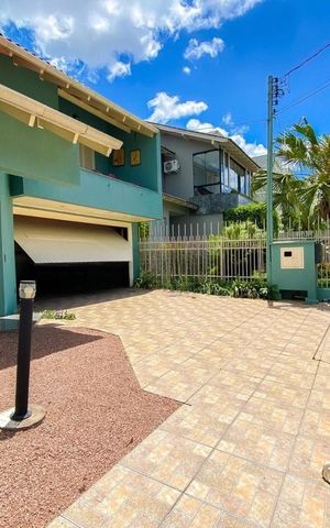 Casa à venda com 243m², 3 quartos e 2 vagas Casa à venda com 243m², 3 quartos e 2 vagasÁrea Externa