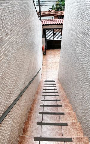 Casa à venda com 160m², 3 quartos e 3 vagasEscada
