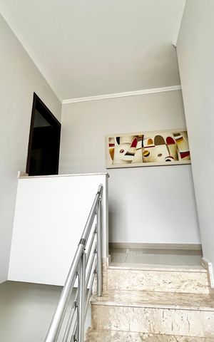 Casa à venda com 160m², 3 quartos e 3 vagasEscada