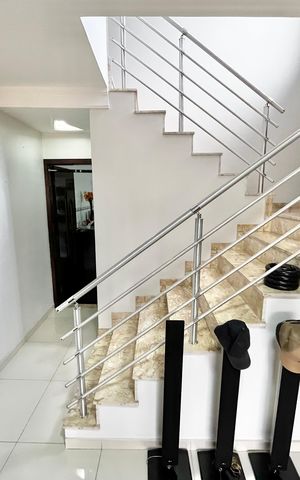 Casa à venda com 160m², 3 quartos e 3 vagasEscada