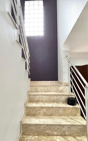 Casa à venda com 160m², 3 quartos e 3 vagasEscada