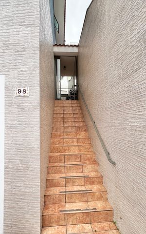 Casa à venda com 160m², 3 quartos e 3 vagasEscada