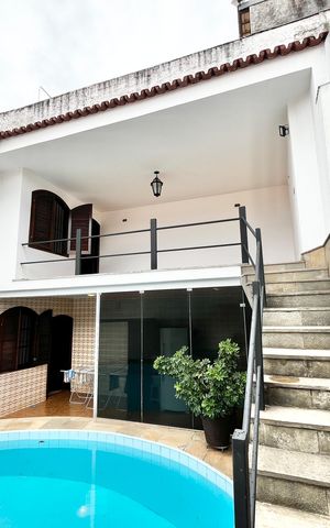 Casa à venda com 364m², 3 quartos e 6 vagas Casa à venda com 364m², 3 quartos e 6 vagasEscada