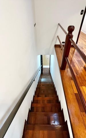 Casa à venda com 364m², 3 quartos e 6 vagas Casa à venda com 364m², 3 quartos e 6 vagasEscada Para Gargem