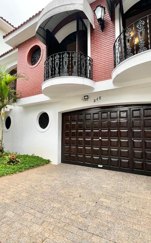 Casa à venda com 364m², 3 quartos e 6 vagas Casa à venda com 364m², 3 quartos e 6 vagasEntrada