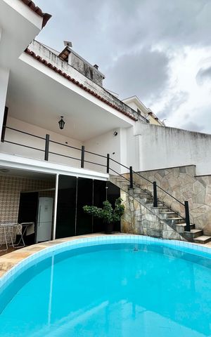 Casa à venda com 364m², 3 quartos e 6 vagas Casa à venda com 364m², 3 quartos e 6 vagasÁrea comum - Piscina