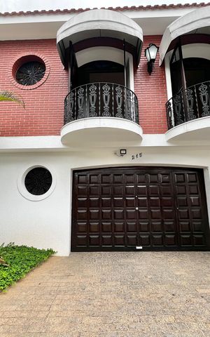 Casa à venda com 364m², 3 quartos e 6 vagas Casa à venda com 364m², 3 quartos e 6 vagasEntrada