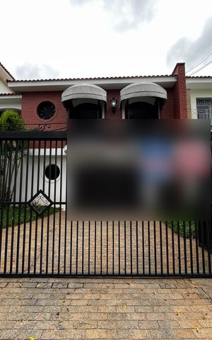 Casa à venda com 364m², 3 quartos e 6 vagas Casa à venda com 364m², 3 quartos e 6 vagasFachada / Placa