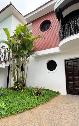 Casa à venda com 364m², 3 quartos e 6 vagas Casa à venda com 364m², 3 quartos e 6 vagasEntrada