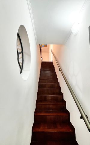 Casa à venda com 364m², 3 quartos e 6 vagas Casa à venda com 364m², 3 quartos e 6 vagasEscada Para Gargem