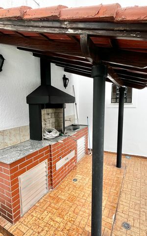 Casa à venda com 364m², 3 quartos e 6 vagas Casa à venda com 364m², 3 quartos e 6 vagasÁrea comum - Churrasqueira