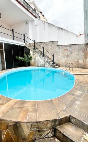 Casa à venda com 364m², 3 quartos e 6 vagas Casa à venda com 364m², 3 quartos e 6 vagasÁrea comum - Piscina