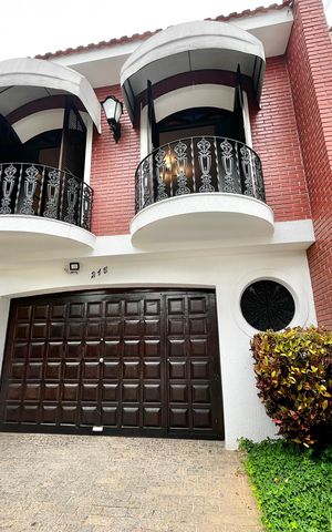 Casa à venda com 364m², 3 quartos e 6 vagas Casa à venda com 364m², 3 quartos e 6 vagasEntrada