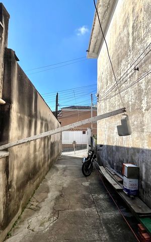 Casa à venda com 300m², 4 quartos e 4 vagas Casa à venda com 300m², 4 quartos e 4 vagasÁrea externa