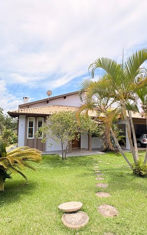 Casa de condomínio à venda com 300m², 4 quartos e 5 vagasFachada