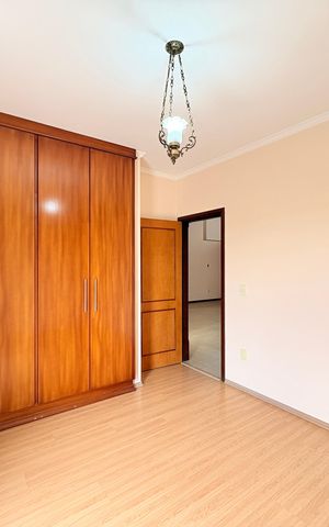 Casa de condomínio à venda com 300m², 4 quartos e 5 vagasQuarto 2