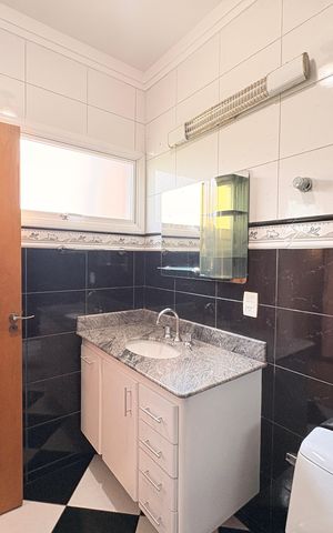 Casa de condomínio à venda com 300m², 4 quartos e 5 vagasBanheiro da Suíte
