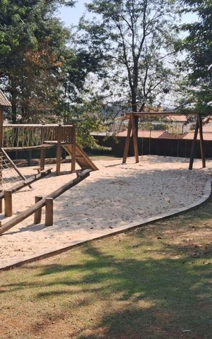 Casa de condomínio à venda com 300m², 4 quartos e 5 vagas Casa de condomínio à venda com 300m², 4 quartos e 5 vagasÁrea comum - Playground