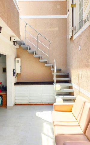 Casa à venda com 240m², 4 quartos e 4 vagas Casa à venda com 240m², 4 quartos e 4 vagasVaranda gourmet