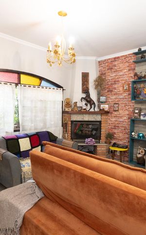 Casa à venda com 110m², 3 quartos e 2 vagas Casa à venda com 110m², 3 quartos e 2 vagasSala