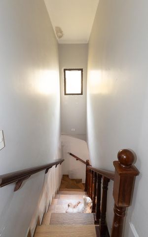 Casa à venda com 110m², 3 quartos e 2 vagas Casa à venda com 110m², 3 quartos e 2 vagasEscada