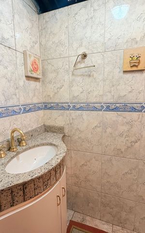 Casa à venda com 638m², 3 quartos e 6 vagasBanheiro do piso superior
