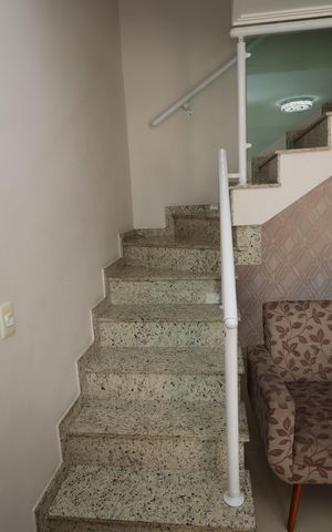 Casa para alugar com 220m², 3 quartos e 4 vagasSALA TV / ESCADA