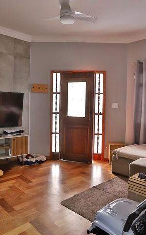 Casa à venda com 134m², 3 quartos e 2 vagas Casa à venda com 134m², 3 quartos e 2 vagasSala