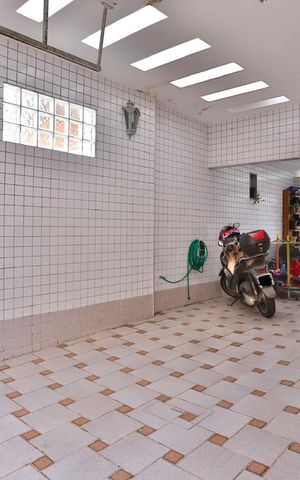 Casa à venda com 134m², 3 quartos e 2 vagas Casa à venda com 134m², 3 quartos e 2 vagasGaragem